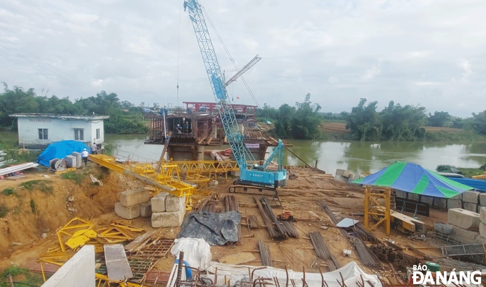 The contractor committed the on-schedule progress of the project on building Quang Da Bridge and the approaching roads. Photo: TRONG HUNG