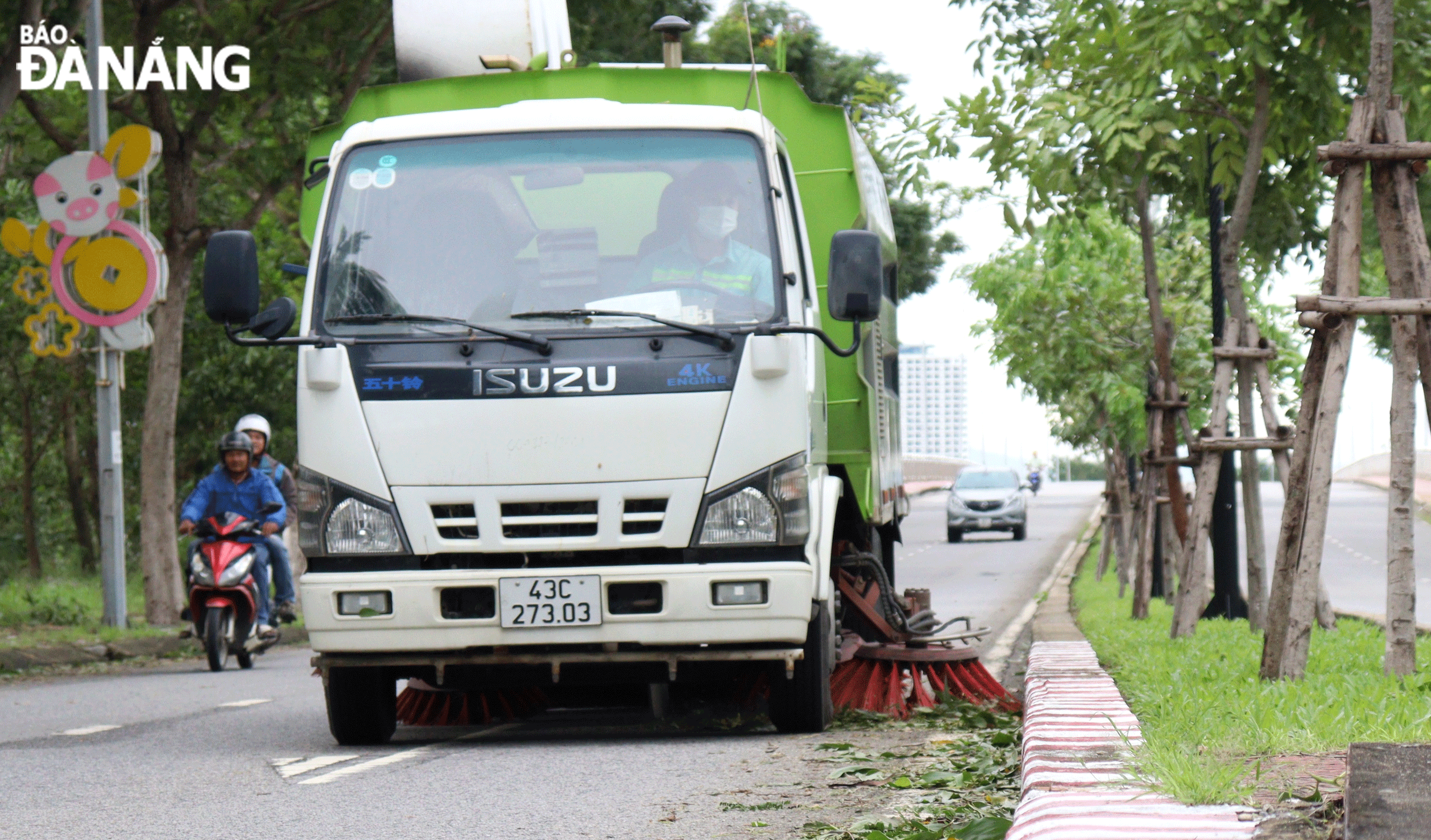 Công ty CP Môi trường đô thị Đà Nẵng tăng cường phương tiện cơ giới vệ sinh đường phố trong mùa mưa bão. Ảnh: HOÀNG HIỆP