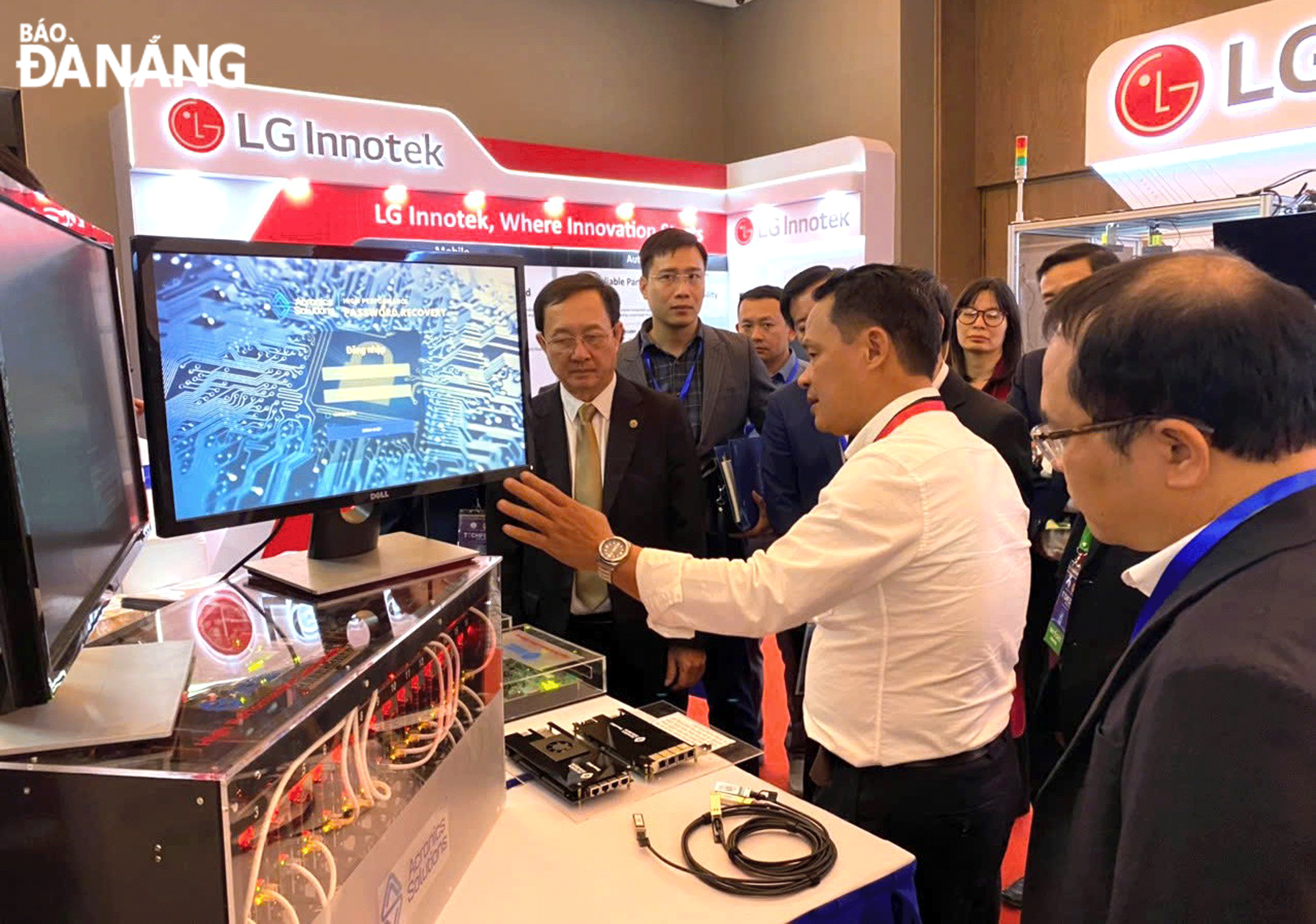 A representative of Acronics Solutions Company Limited presenting the company's technology solutions. Photo: C.THANG - M.QUE