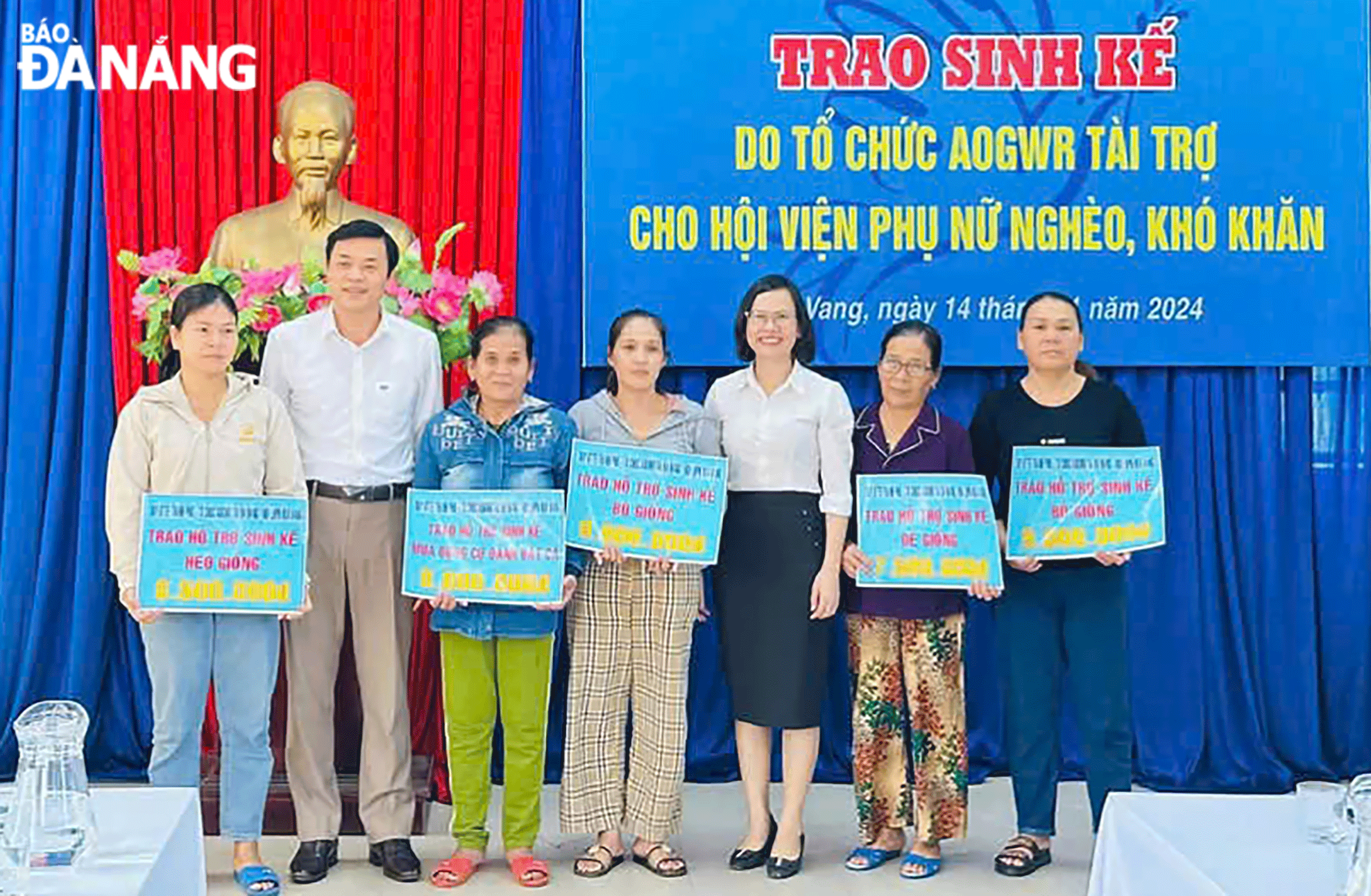 Disadvantaged women in Hoa Vang District received livelihood support in November 2024. Photo: Nhat Ha