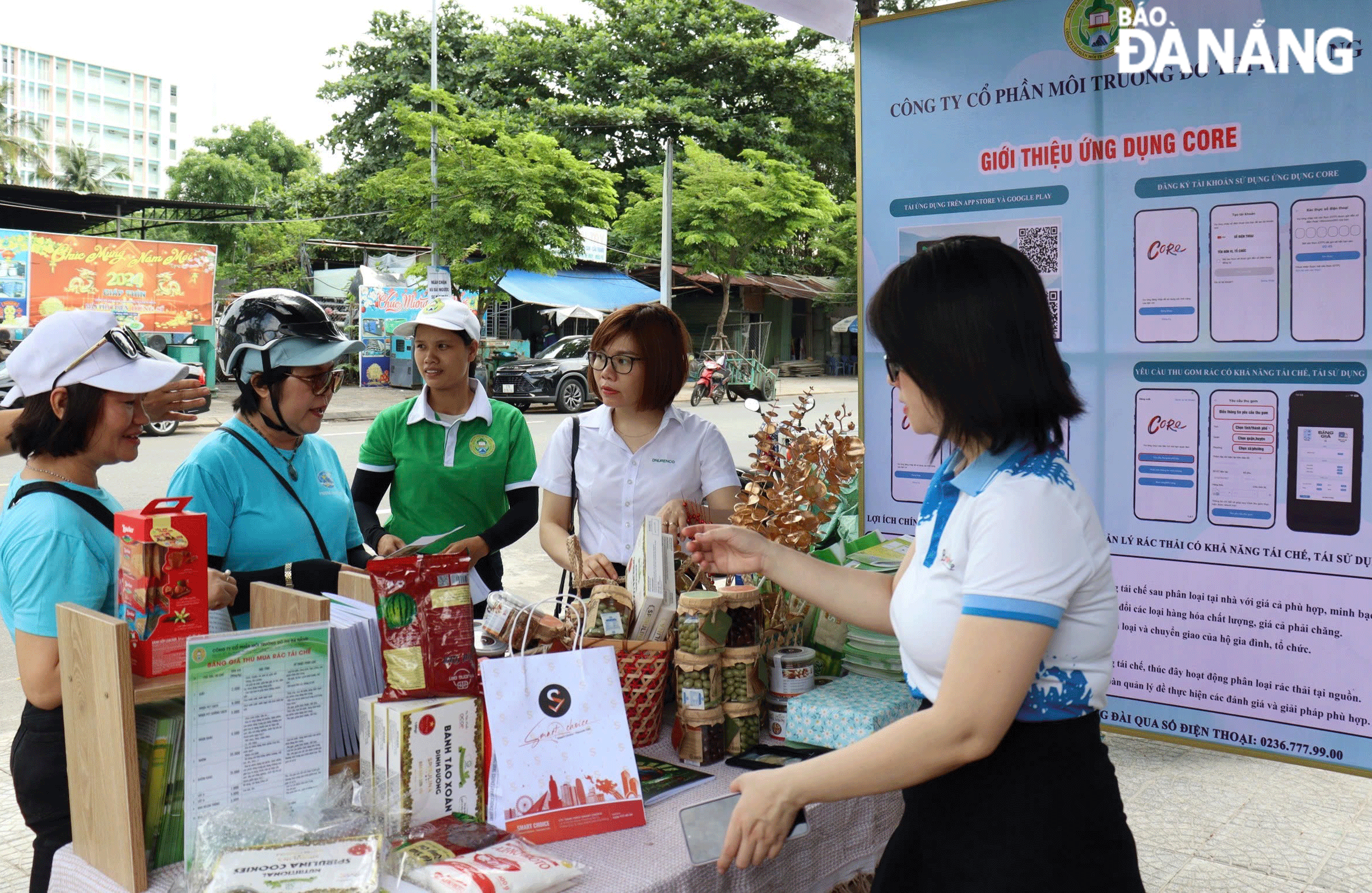 Công ty CP Môi trường Đô thị Đà Nẵng giới thiệu ứng dụng QR trên điện thoại thông minh đến người dân. Ảnh: DIỆP NHƯ