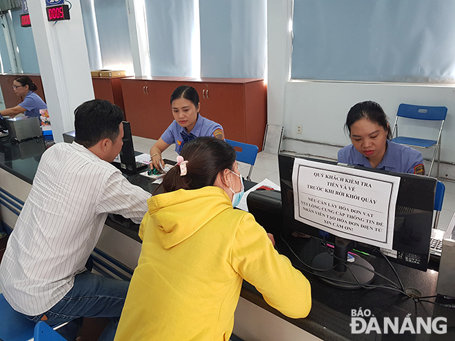 Passengers register to buy train tickets. Photo: GIA MINH