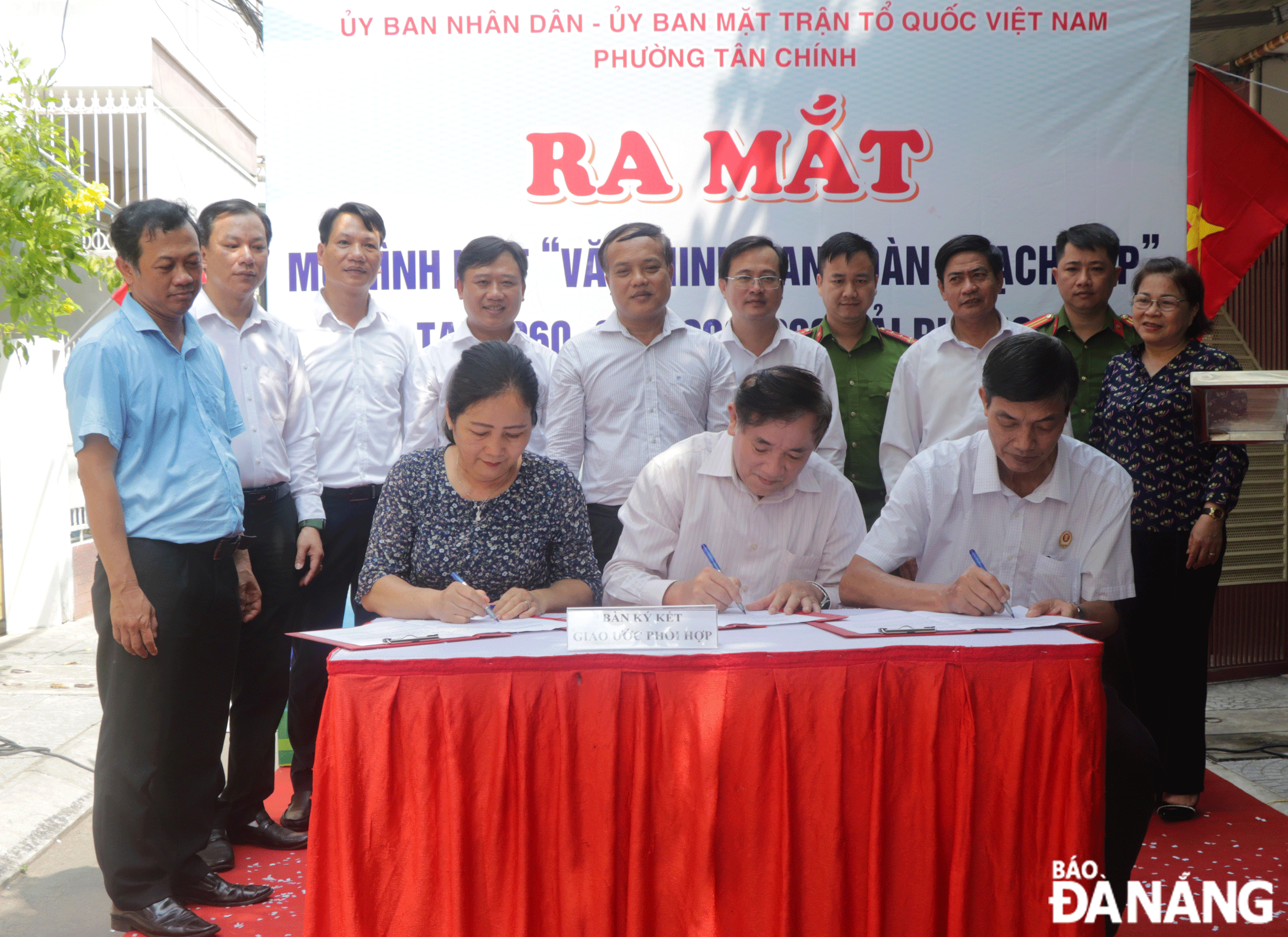  Representatives of a residential area in Tan Chinh Ward, Thanh Khe District, Da Nang sign a contract to implement the ‘Civilized - Safe - Clean and Beautiful’ alley model. Photo: XUAN DUNG