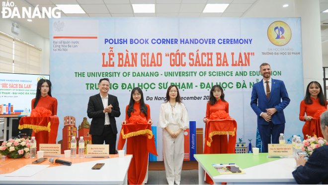 Representatives of the Embassy of the Republic of Poland and the University of Science and Education - the University of Da Nang cutting the ribbon to inaugurate “A Corner of Polish Books” located at the Elearning - IT Centre.