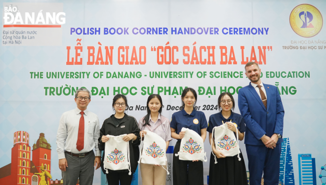 Representatives of the Embassy of the Republic of Poland and the University of Science and Education - the University of Da Nang awarding prizes to students participating in the book review contest.