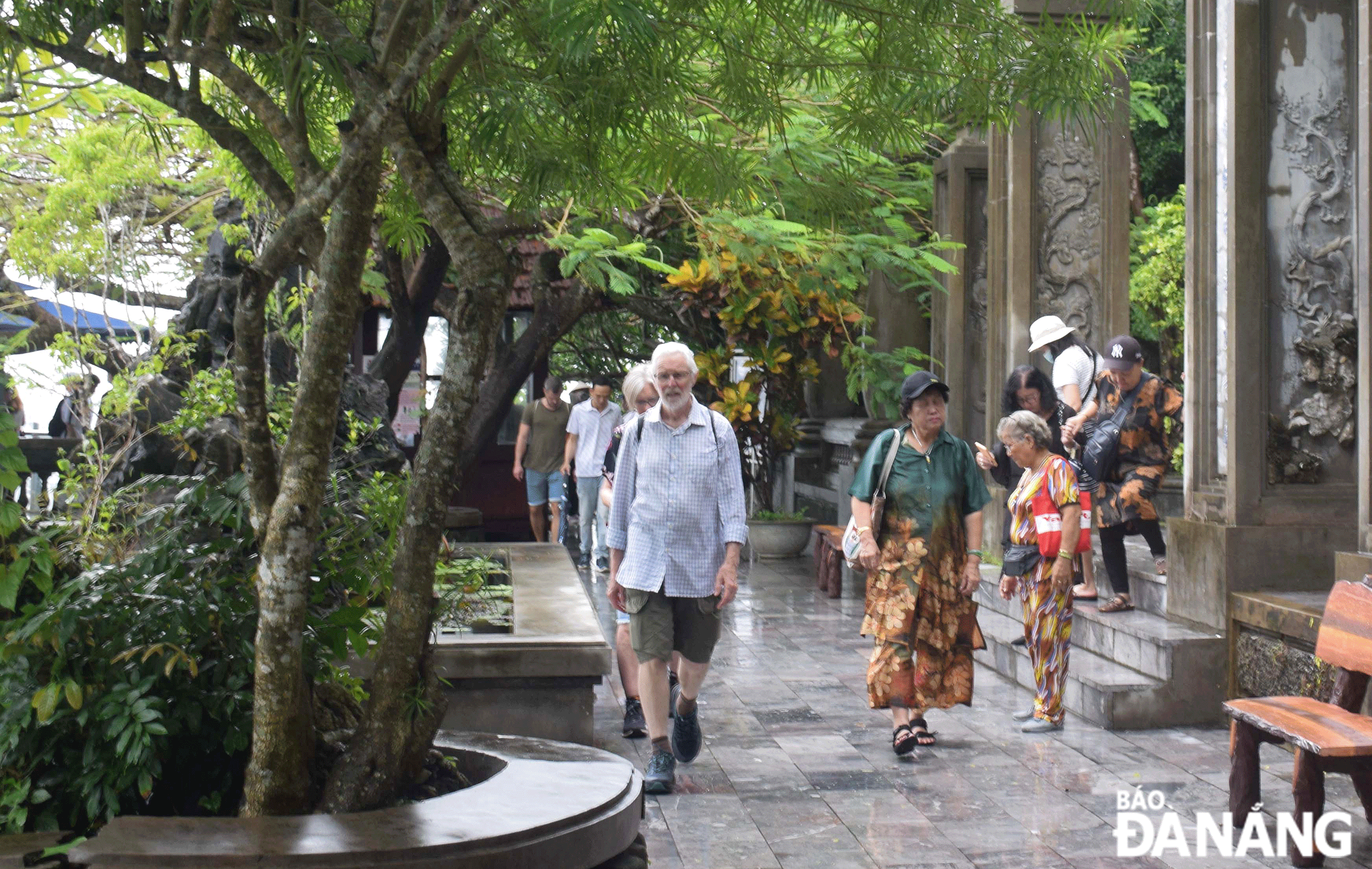  Tourists are present at the Marble Mountains scenic spot Photo: DOAN HAO LUONG