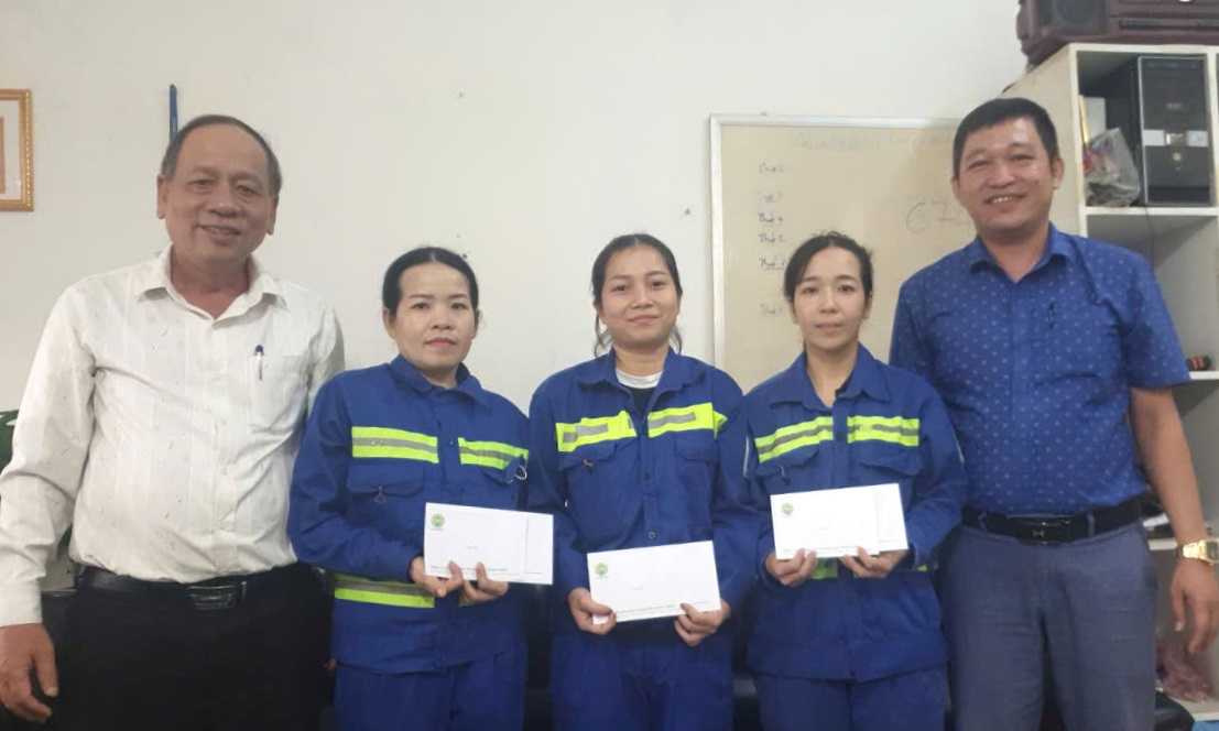 The leadership of Da Nang Urban Environment Joint Stock Company and Hai Chau Environment Enterprise presented awards for “good people, good deeds” to workers who returned lost items. Photo: NAM TRAN