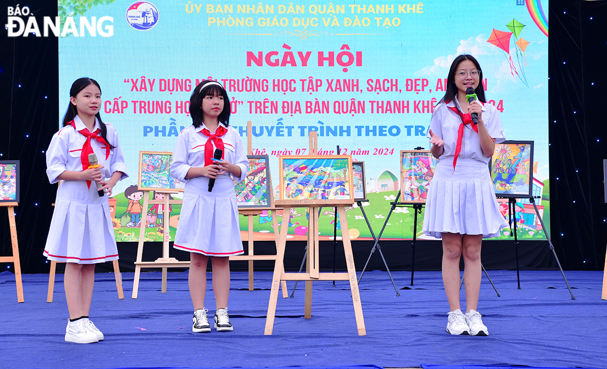 Pupils presenting paintings on the topic “Green, clean, beautiful, safe school”. Photo: XUAN DUNG