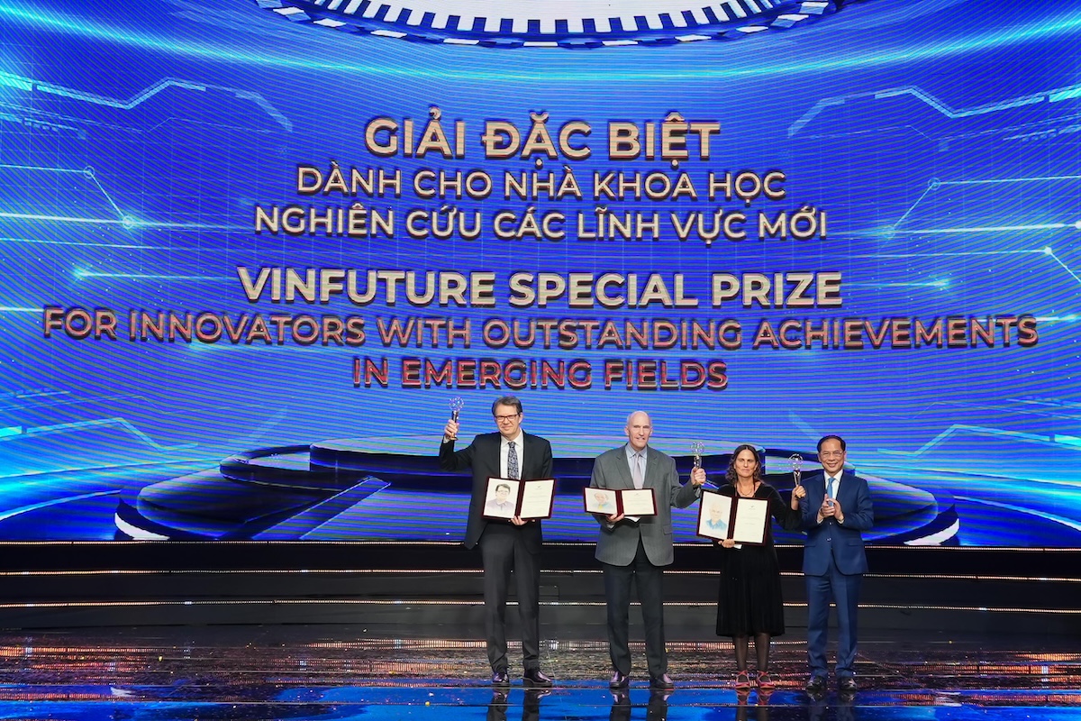 Giải Đặc biệt VinFuture 2024 dành cho Nhà khoa học nghiên cứu các lĩnh vực mới được trao cho Giáo sư Zelig Eshhar (Israel), Giáo sư Carl H. June và Giáo sư Michel Sadelain (Mỹ).