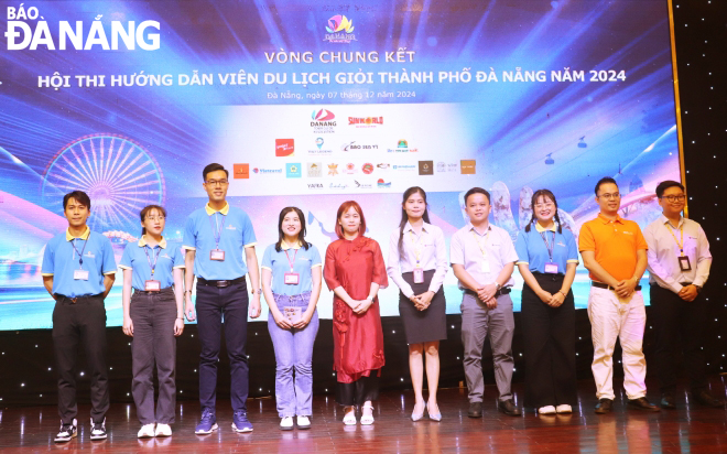 The ten contestants enter the final round of the 2024 Da Nang Excellent Tour Guide Competition. Photo: NGOC HA