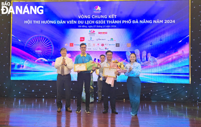 The organizing committee awards first prizes to 2 contestants in the categories of tour guides serving international and domestic tourists. Photo: NGOC HA