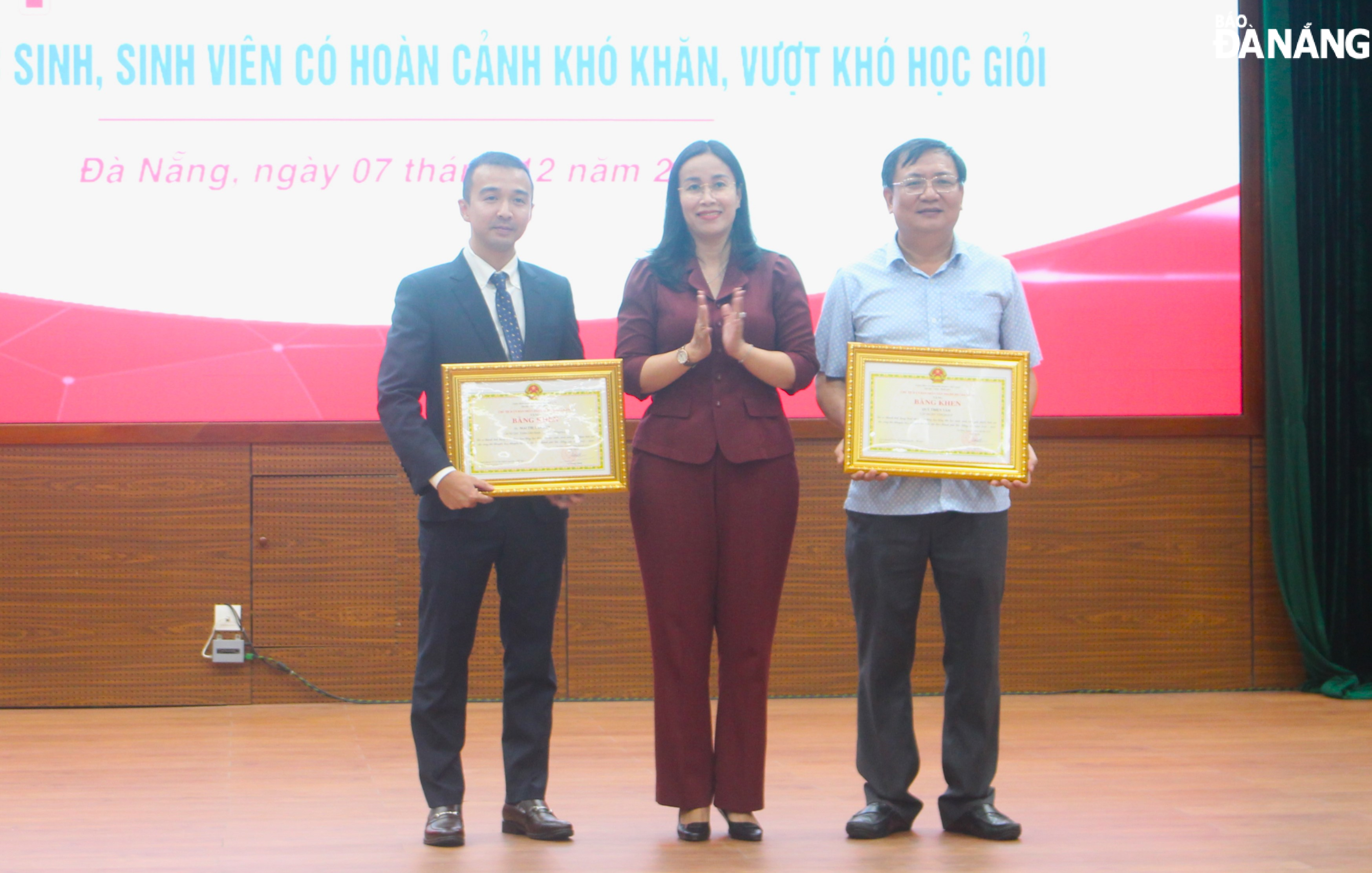 Vice Chairwoman of the Da Nang People's Committee Nguyen Thi Anh Thi (middle) awarded Certificates of Merit from the municipal People's Committee to a collective and an individual with outstanding achievements in promoting learning and talent in the 2023-2024 period. Photo: N.Q.