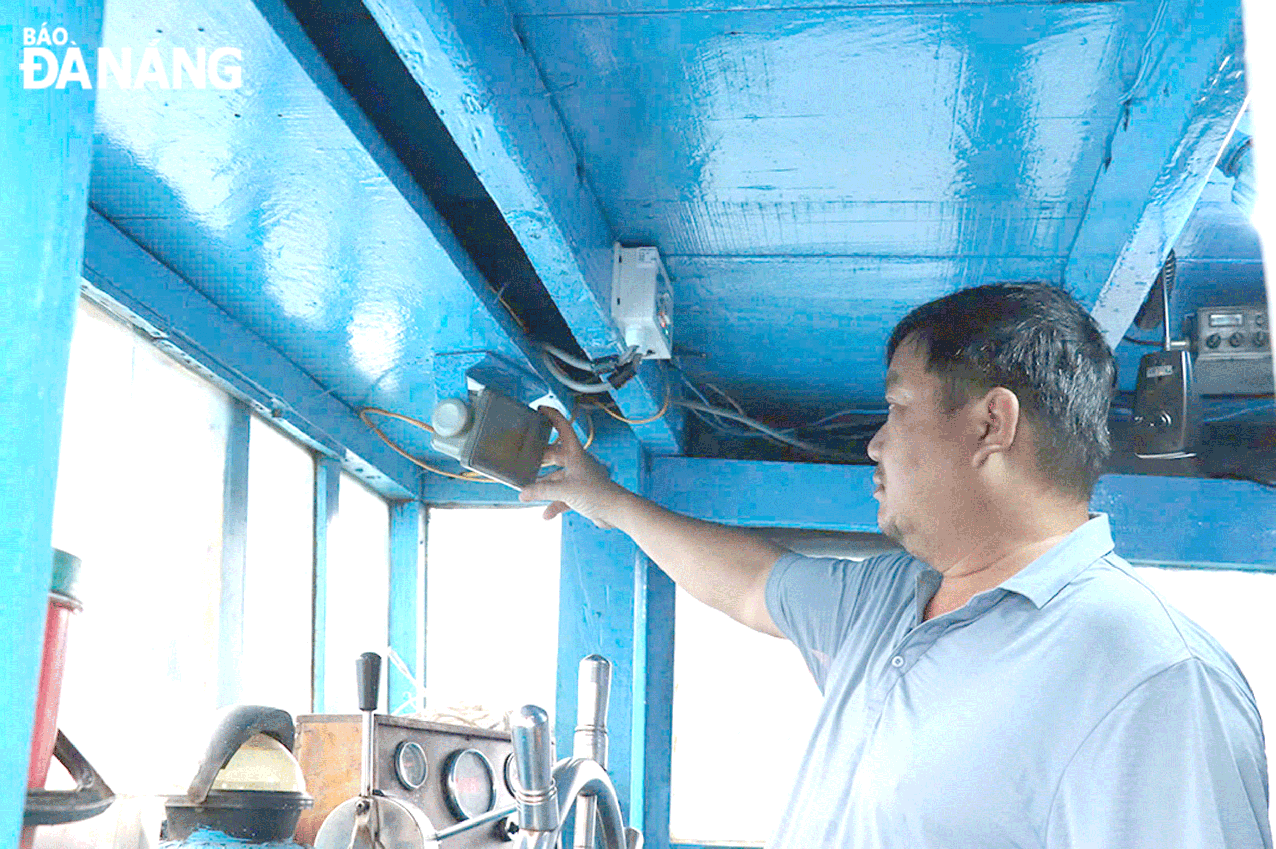 A fisherman checking the connection device with other members of the solidarity group for production at sea. Photo: TRAN TRUC