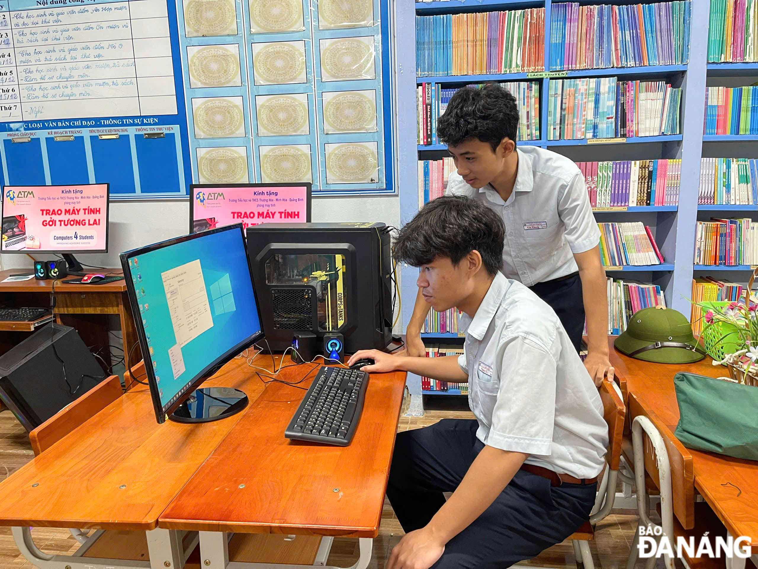 Minh Tri and members of the ATM ICE CREAM club handed over a computer lab with internet access to pupils at the Thuong Hoa Primary and Junior High School in Quang Binh Province.