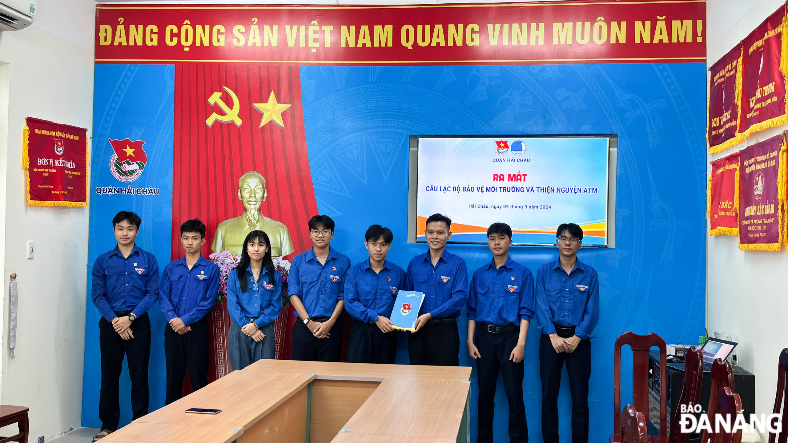 Minh Tri (left, fifth) and the members of ATM ICE CREAM were officially recognised by Hai Chau District’s Youth Union organised in August 2024 after their numerous community-focused charitable activities.