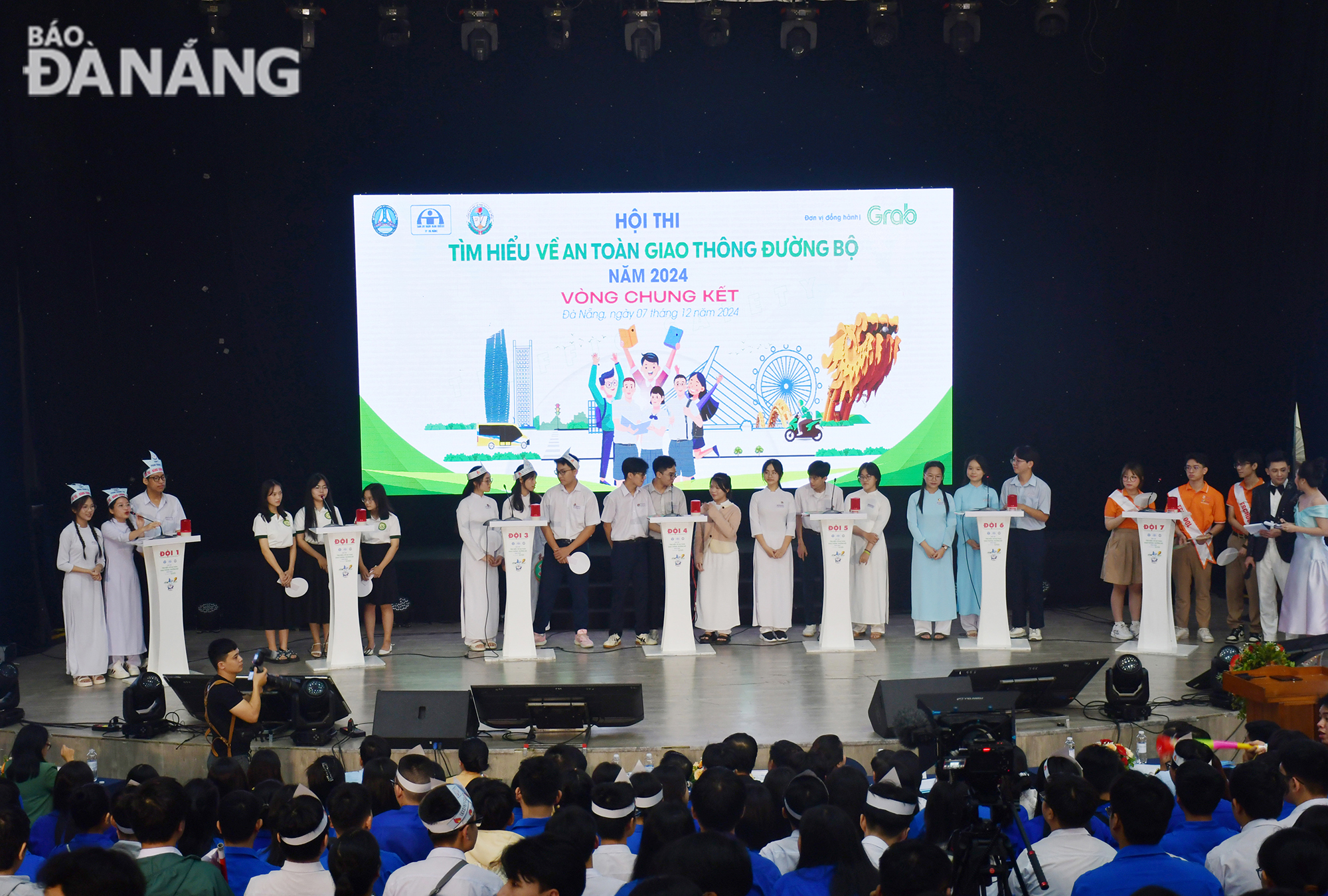 7 teams competing in the final round. Photo: THANH LAN