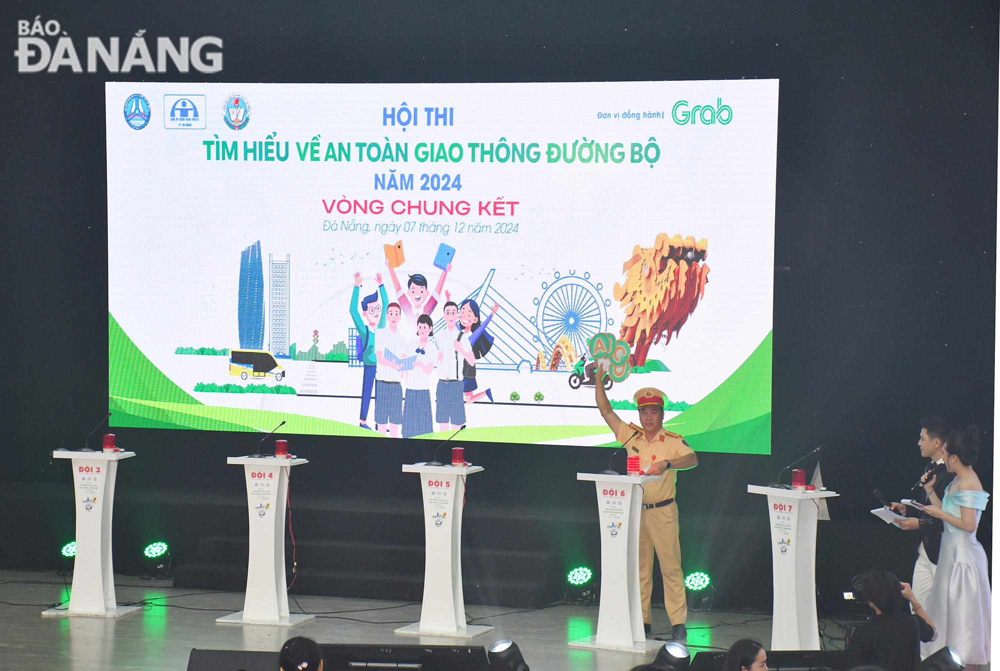 Representatives of the organizing committee check the competition equipment. Photo: THANH LAN