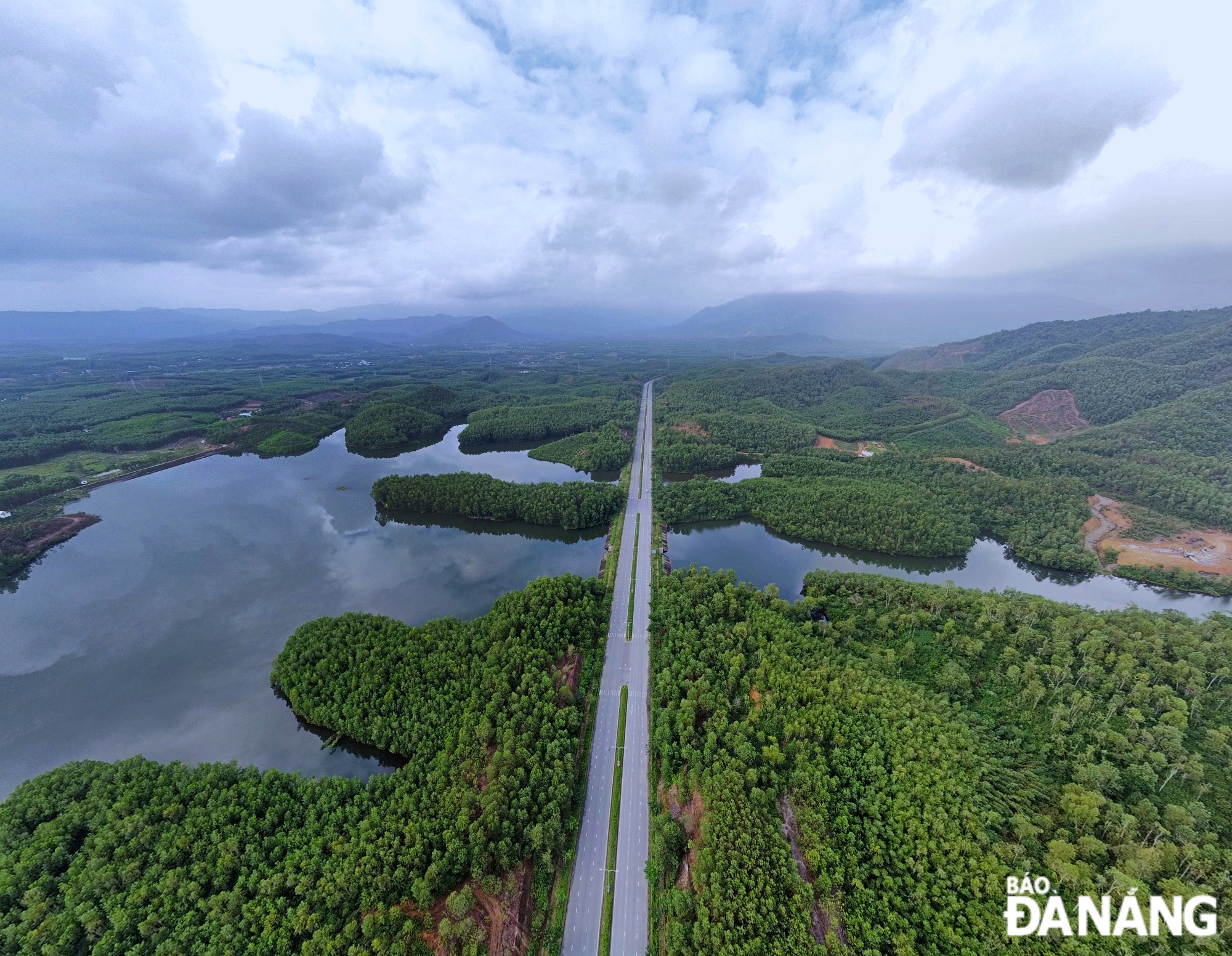 The hillside sub-zone is a new urban area that prioritizes the development of tourism - commercial services combined with housing, with green spaces and water surfaces distributed around Duong Ba Lang mountain, resettlement areas, hillside villas, high-rise buildings with high land use coefficients.