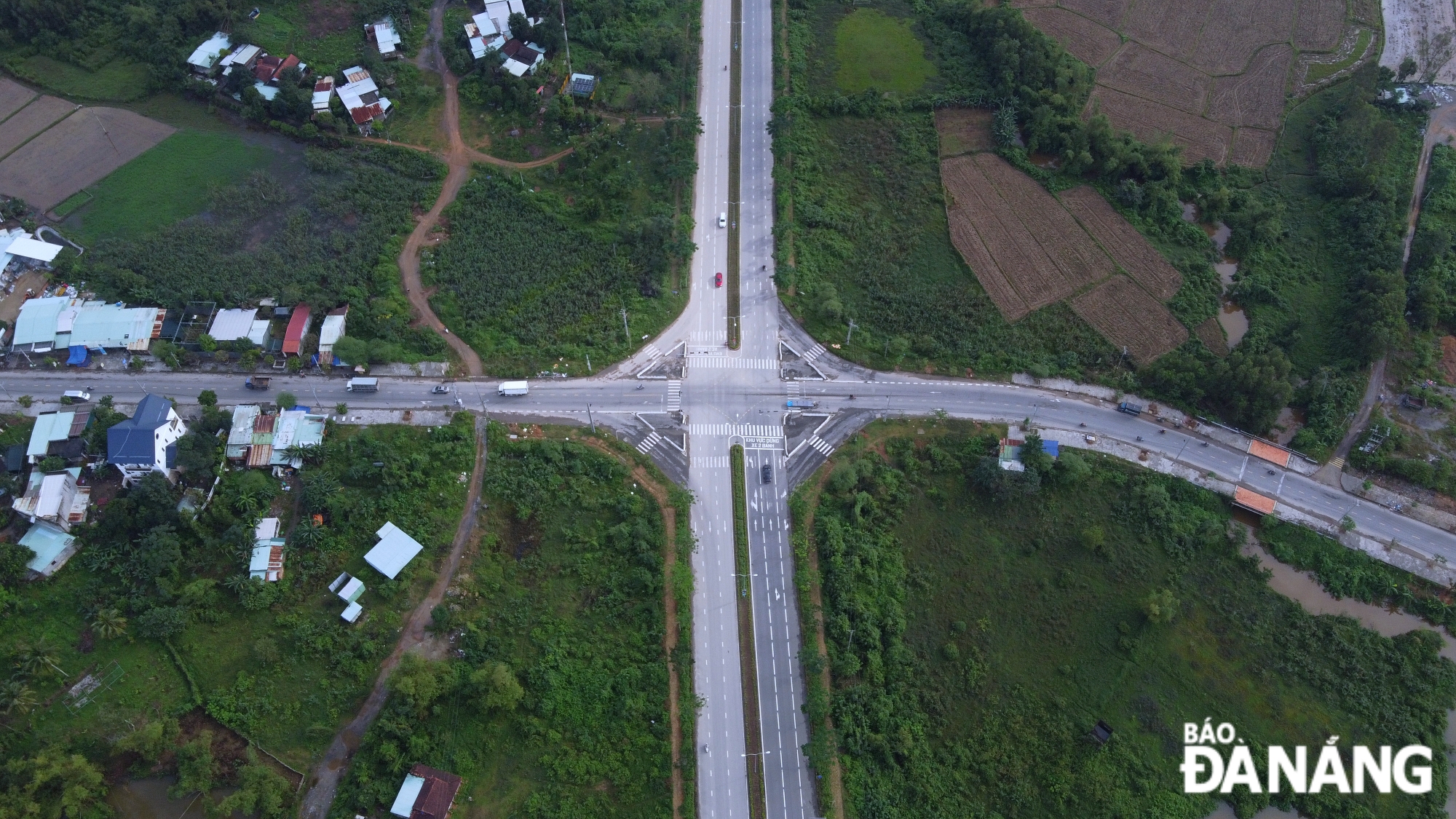 DH2 Road traverses Hoa Son and Hoa Nhon communes, intersecting with the Ba Na - Suoi Mo - Hoang Van Thai route, which was inaugurated on January 30, 2024. Spanning 8.92km, the road runs parallel to the bypass from the southern end of the Hai Van Tunnel to Tuy Loan, linking residential areas in Hoa Son Commune to the administrative centre of Hoa Vang District.