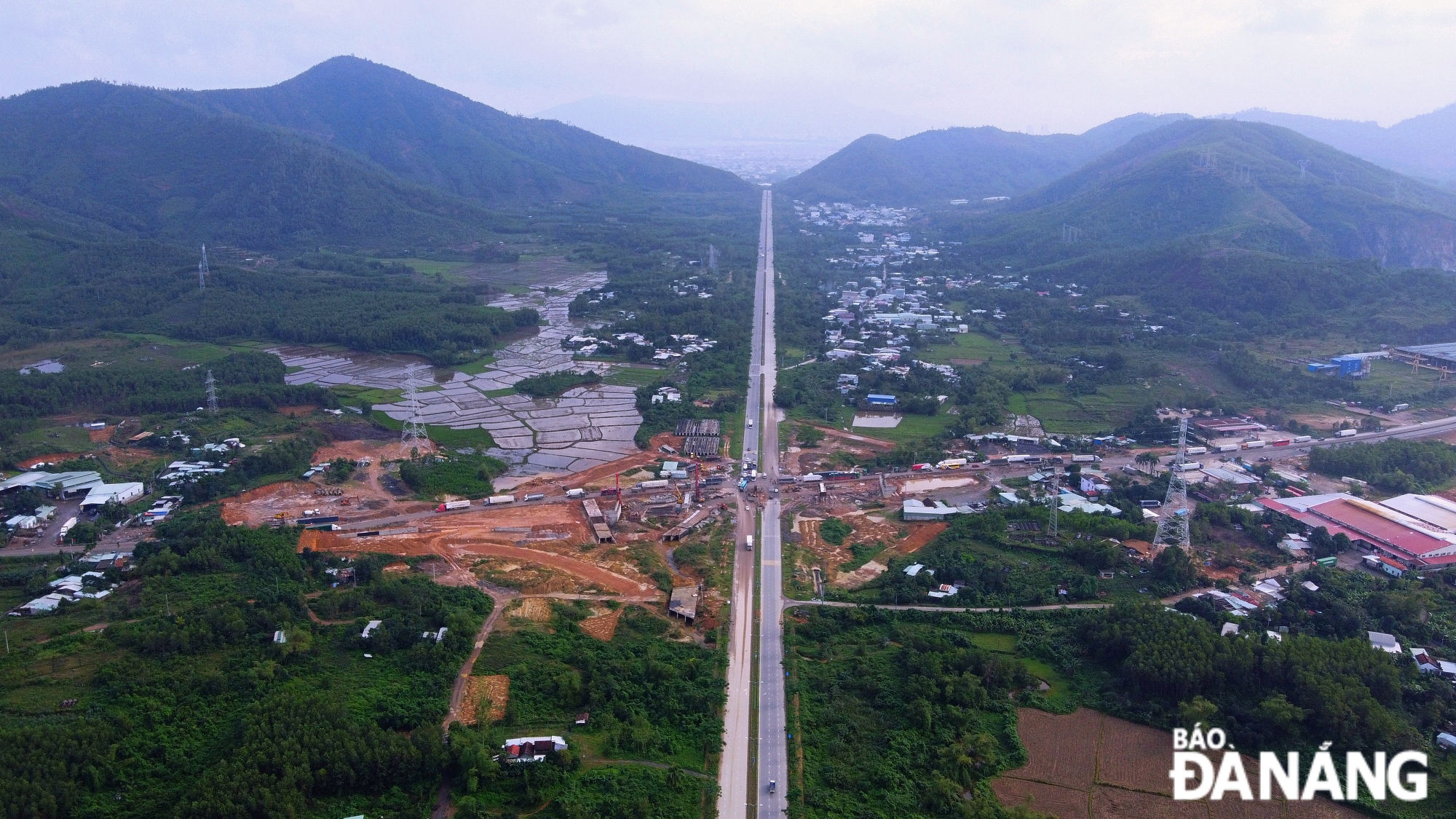 Current status of the eastern area of the Sub-area borders the South Hai Van bypass (La Son - Tuy Loan expressway). IN THE PHOTO: The Hoa Lien - Tuy Loan expressway at the intersection with Ba Na-Suoi Mo Road is under construction.