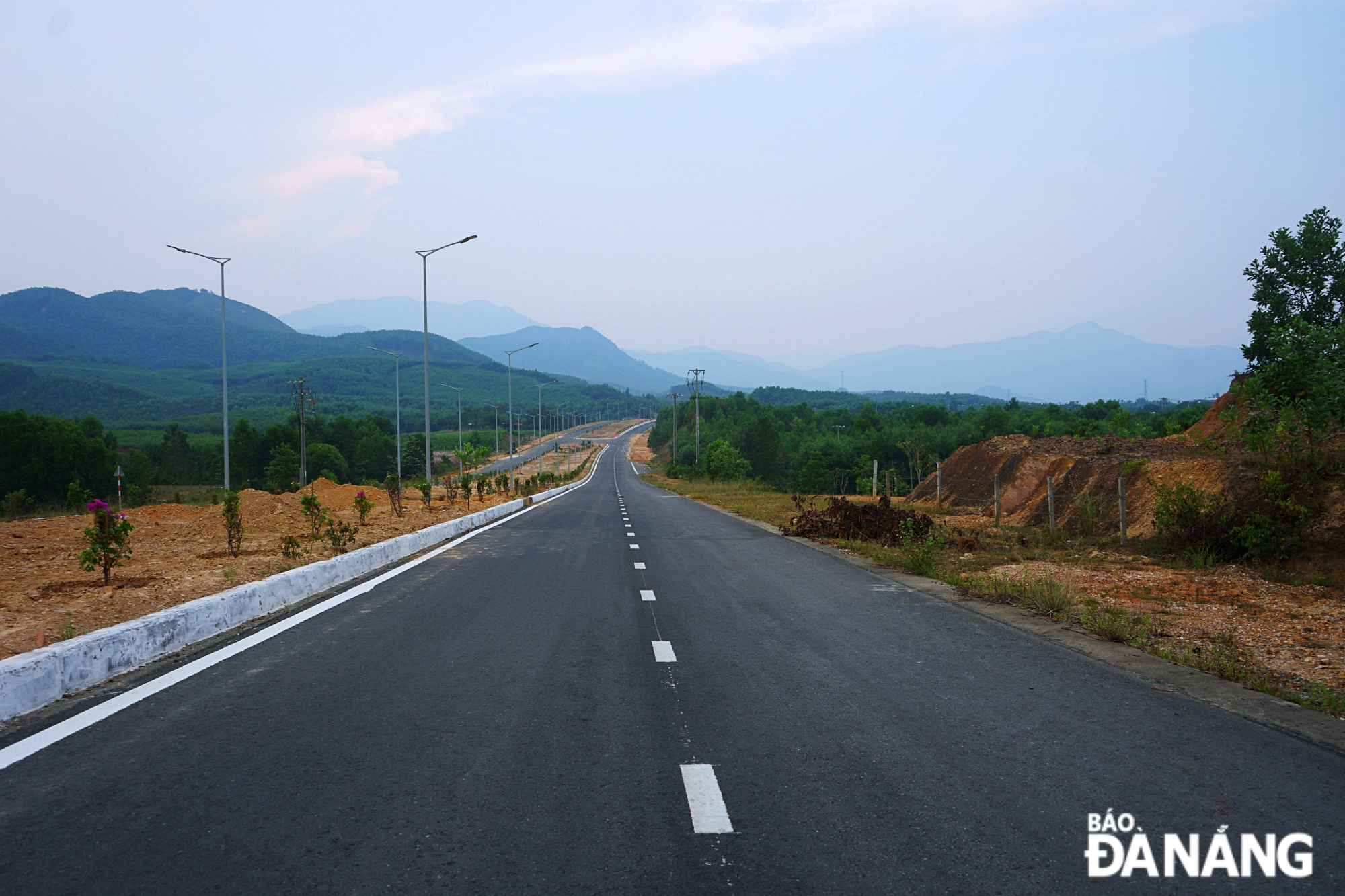 The western side of the subdivision borders the Western Ring Road, a 19km route connecting National Highway 14B to the Ho Chi Minh Road. It passes through five communes, namely Hoa Khuong, Hoa Ninh, Hoa Phu, Hoa Phong, and Hoa Lien, and has been in use since April 30, 2024.