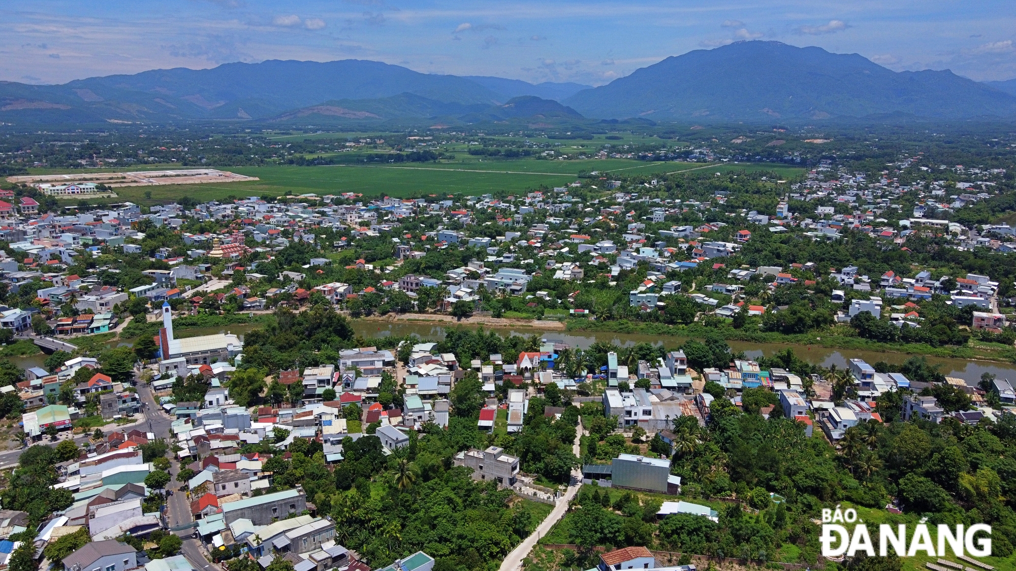 The subdivision is organised into 11 residential units and 3 functional areas outside the residential zones. The central core primarily consists of existing forests, combined with a residential cluster and existing villages. IN THE PHOTO: Residential areas in Hoa Nhon and Hoa Phong communes, Hoa Vang District, located along both banks of the Tuy Loan River, adjacent to the southern boundary of the Hillside Subdivision.