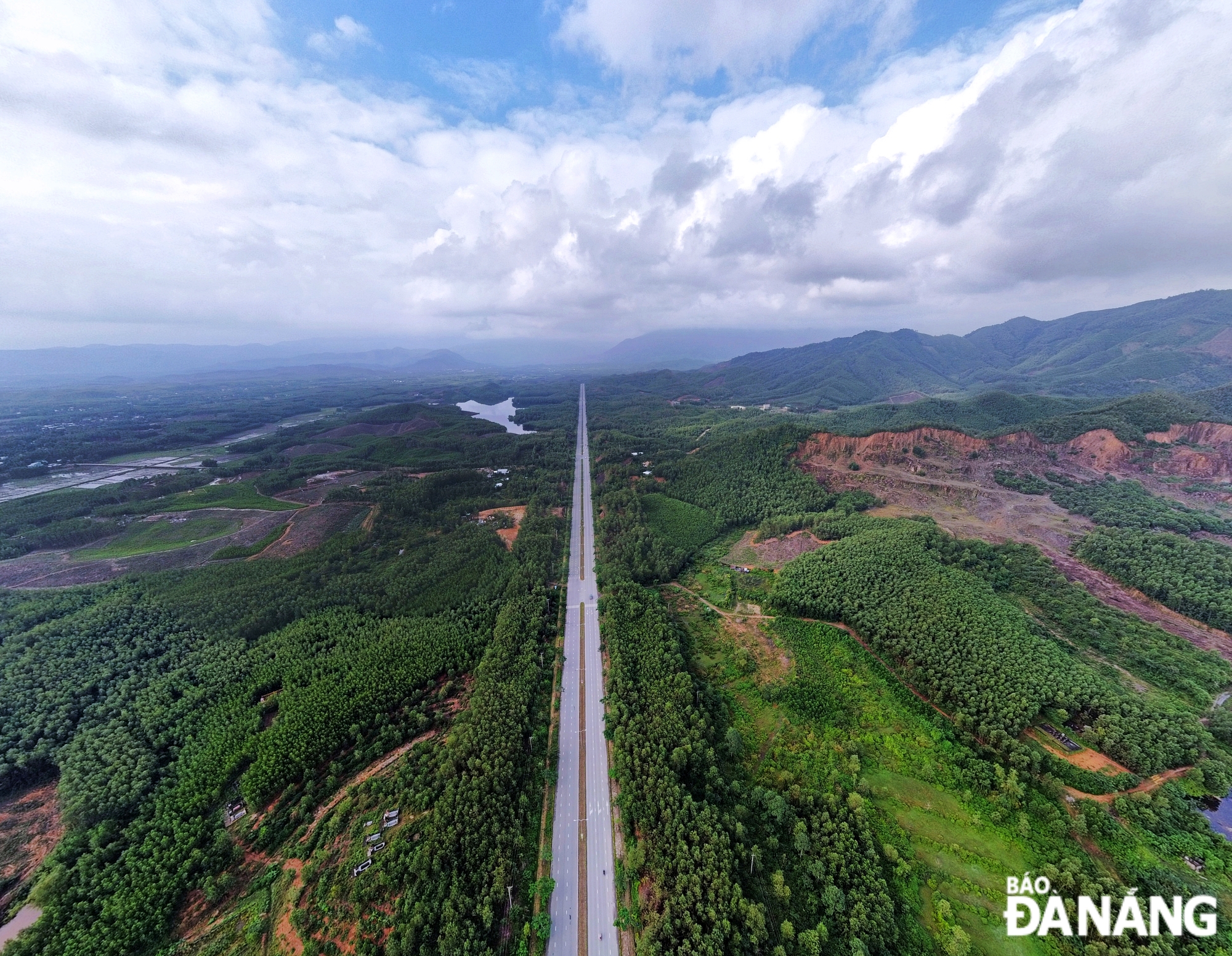 The subdivision takes the natural landscape of Duong Ba Lang mountain as the center to orient the organization of surrounding functional areas.