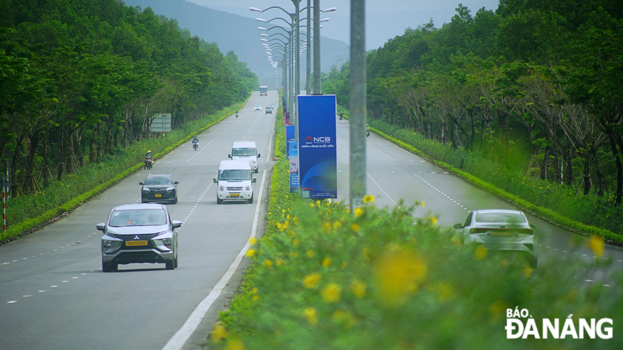 The urban centre is defined as the area on both sides of the Hoang Van Thai road, covering a total area of approximately 532 hectares, including residential units and a free trade zone.