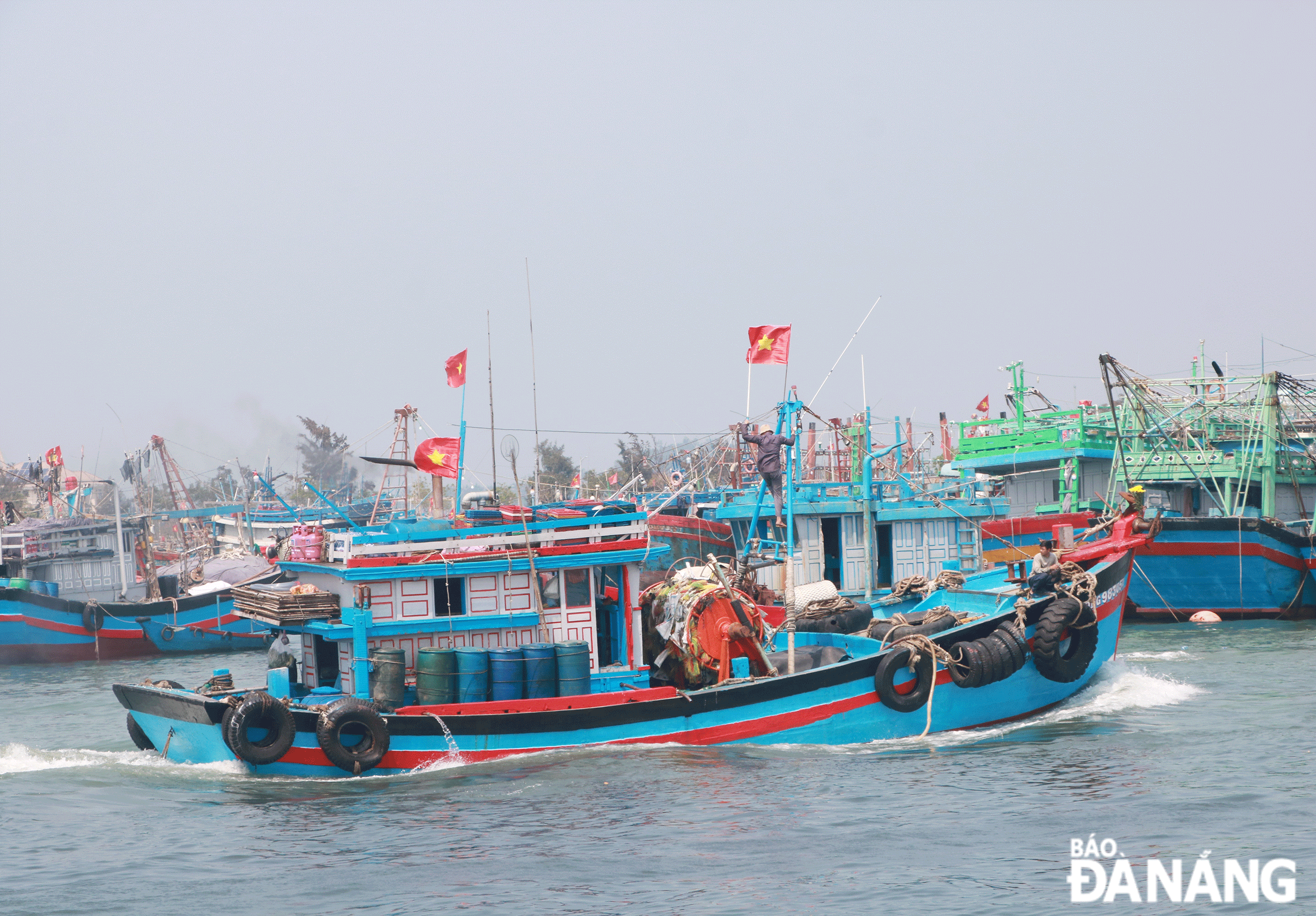 Nhiều điểm sáng trong công tác chống khai thác IUU của thành phố Đà Nẵng trong thời gian qua. TRONG ẢNH: Tàu cá neo đậu tại âu thuyền Thọ Quang để chuẩn bị xuất bến. Ảnh: VĂN HOÀNG