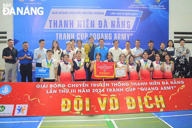 The Duy Tan University takes the top prize in the women's category