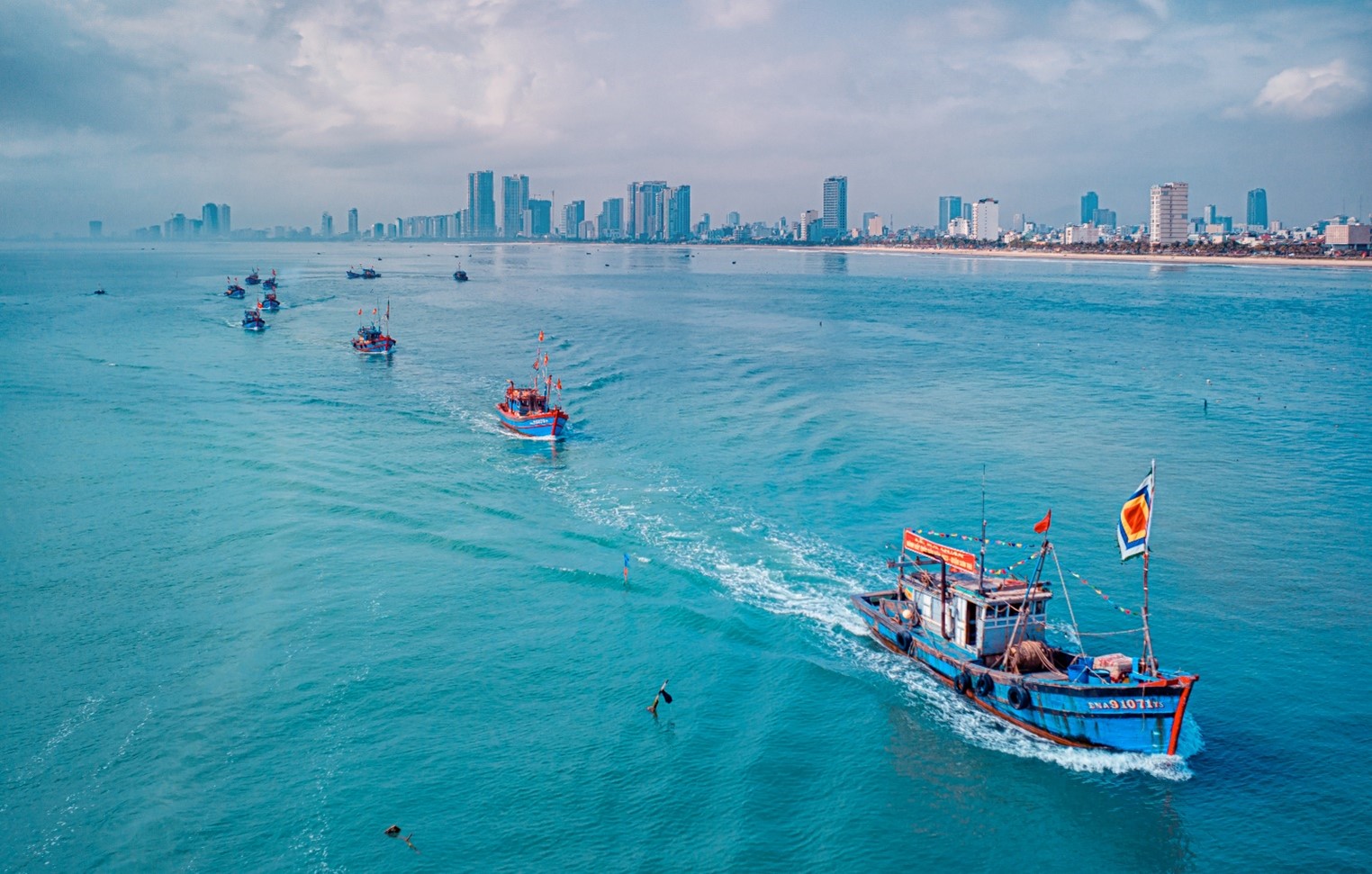 Recognizing the benefits of the sea, the fishing community devotes itself not only to economic development but also to the vital task of protecting marine resources. Photo: HUYNH VAN TRUYEN