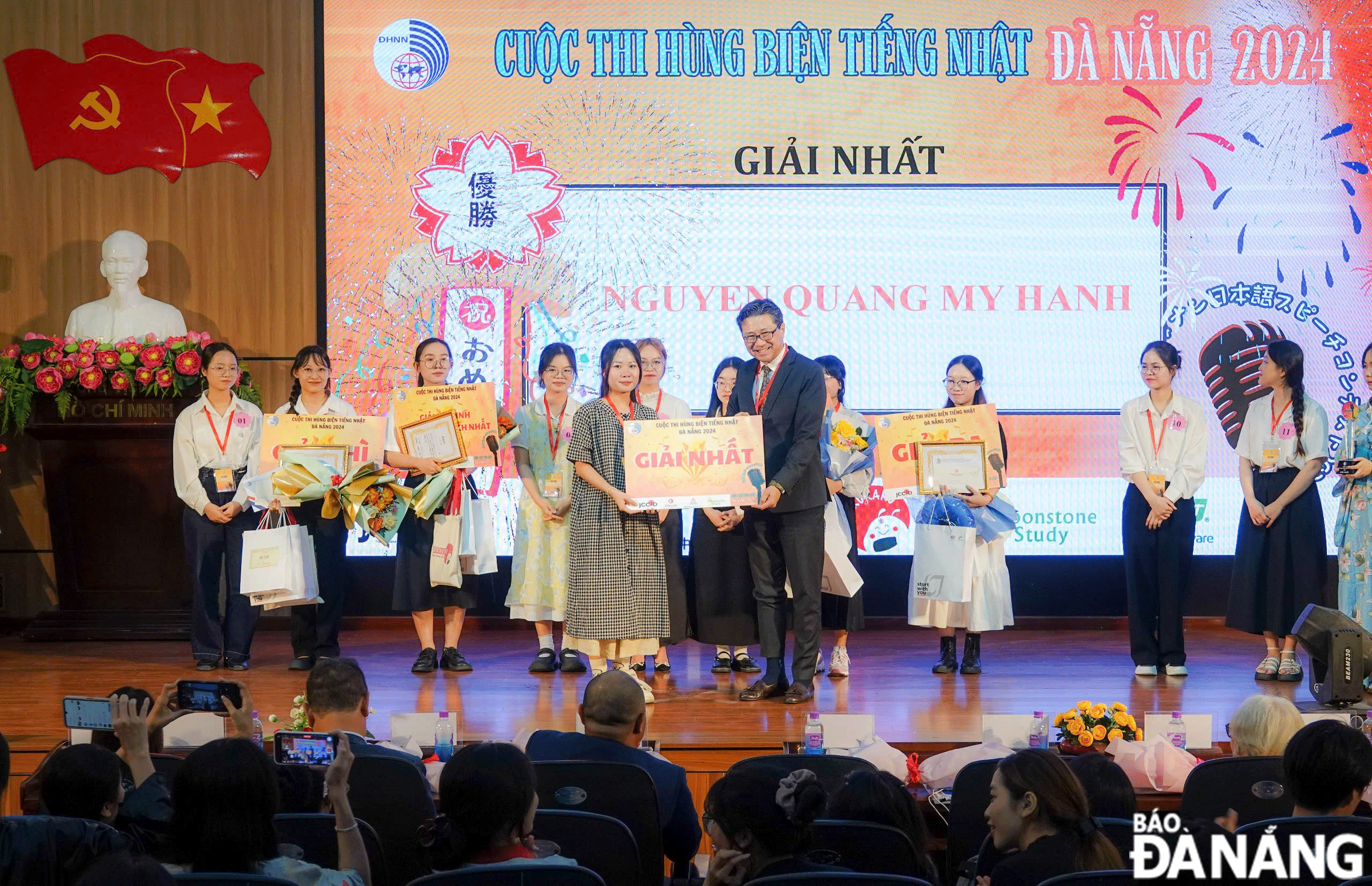 Student Nguyen Quang My Hanh is awarded the first prize at the Japanese speaking contest co-organised by the University of Foreign Language Studies, the University of Da Nang. Photo: THU HA