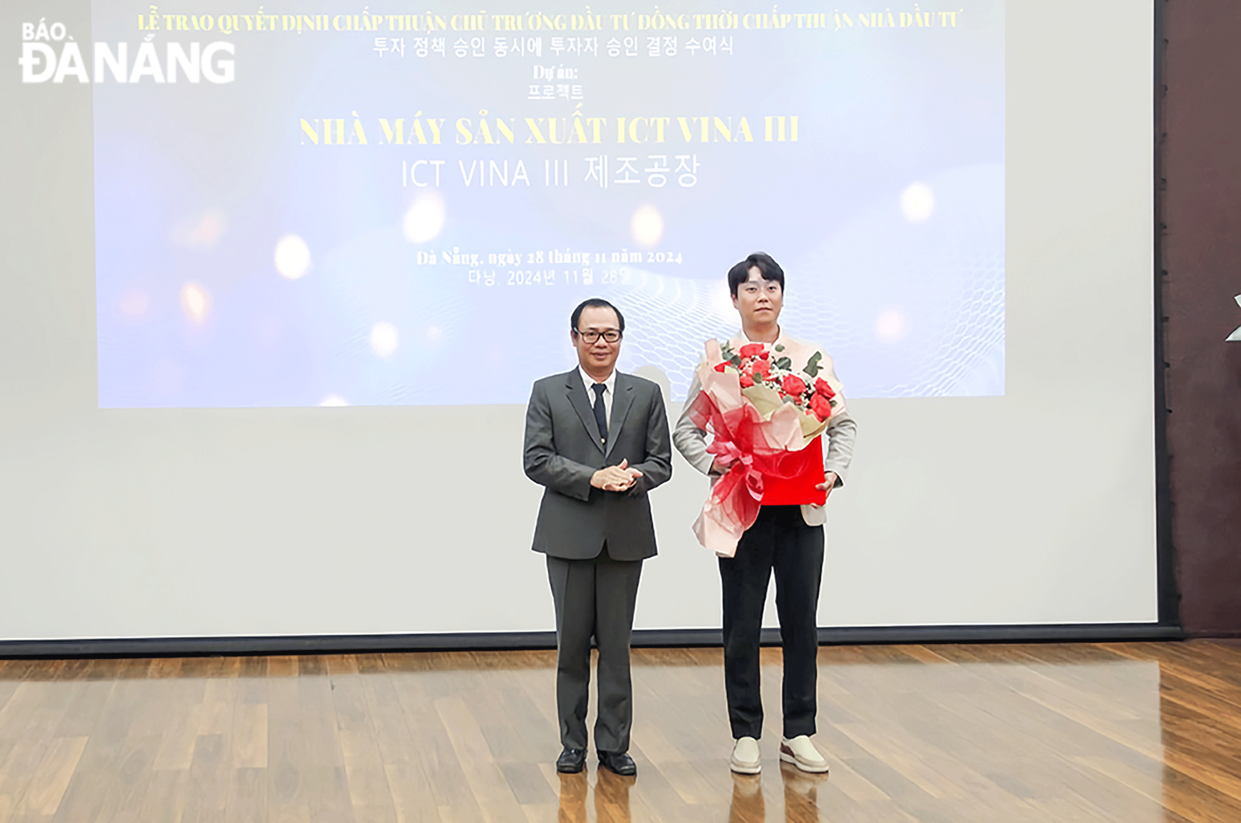 Head of the Authority of the Da Nang Hi-Tech Park and Industrial Zones Vu Quang Hung (left) giving a decision approving an investment policy for the Vina III ICT Factory project invested by Vina ICT Co., Ltd. under Dentium Group (South Korea). Photo: MAI QUE