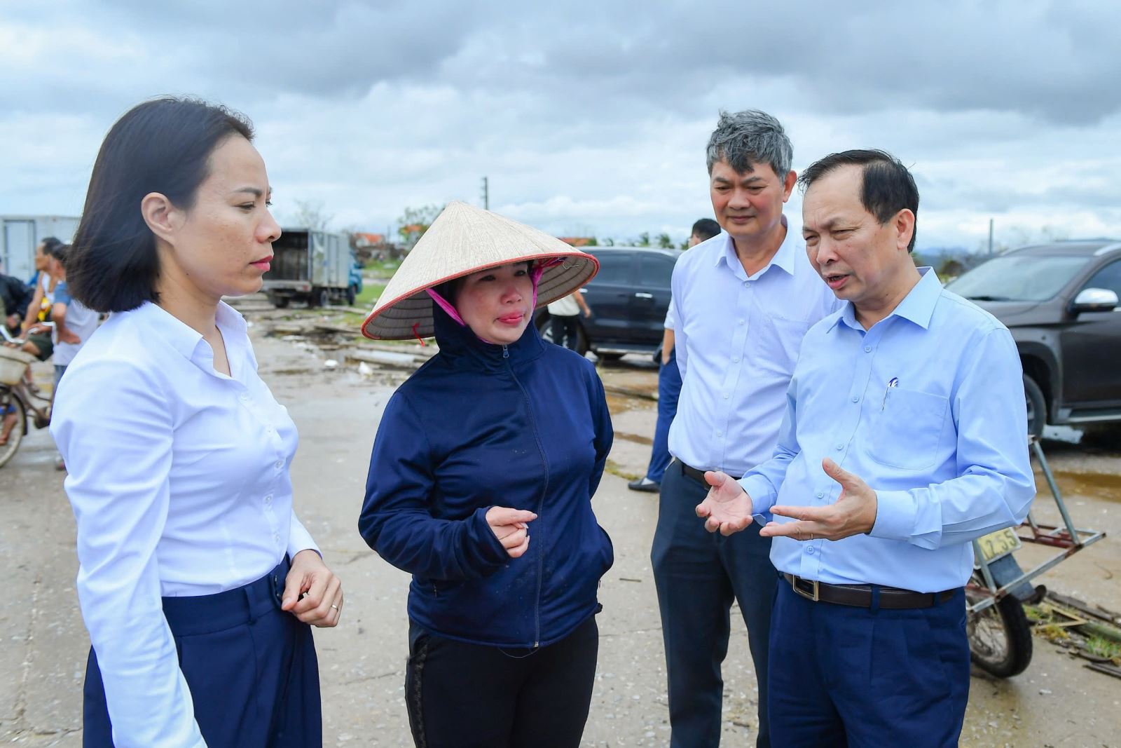 Phó Thống đốc Thường trực NHNN Đào Minh Tú lắng nghe chia sẻ một số hộ dân nuôi trồng thuỷ sản tại thị xã Quảng Yên (Quảng Ninh) bị ảnh hưởng lớn do bão Yagi. Ảnh: SBV