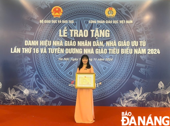 Cô Trần Thị Hà Thanh, Hiệu trưởng Trường Mầm non 20/10 (quận Hải Châu) nhận thưởng tại Lễ tuyên dương nhà giáo tiêu biểu năm 2024 do Bộ Giáo dục và Đào tạo phối hợp cùng Công đoàn Giáo dục Việt Nam tổ chức (Ảnh: NVCC).