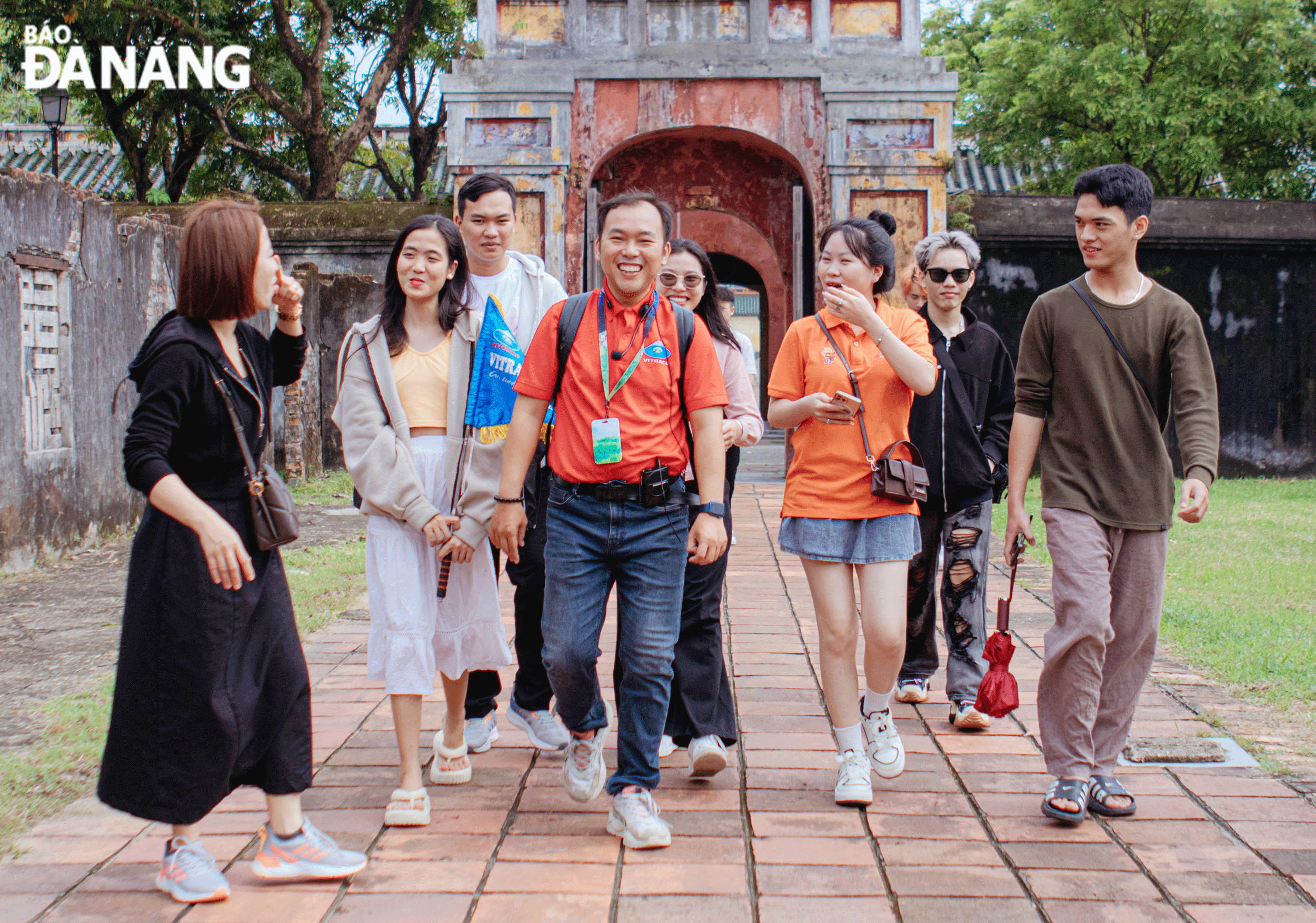 Tour guide of the Vitraco Transport and Tourism Company Limited along with tourists visiting a tourist attraction in Da Nang. Photo: M.QUE