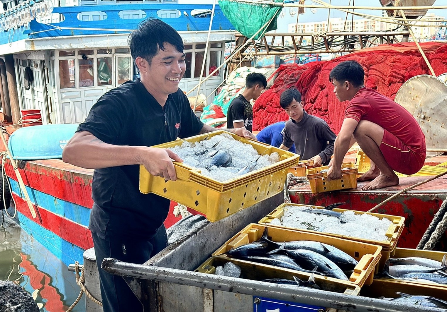 Various decisive measures have been implemented to raise fishermens awareness in combating IUU fishing. Photo: V.H.