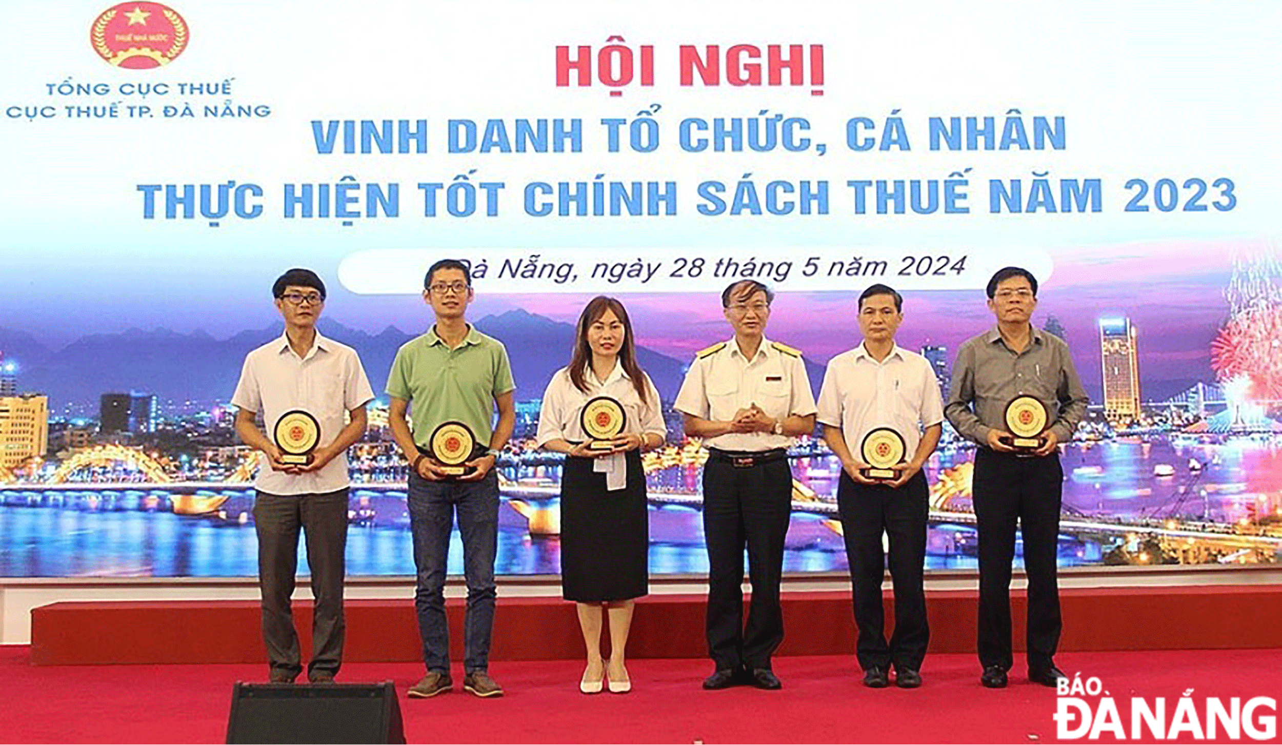 Cục thuế vinh danh tổ chức, cá nhân thực hiện tốt chính sách thuế năm 2023. Ảnh: THANH PHƯƠNG 