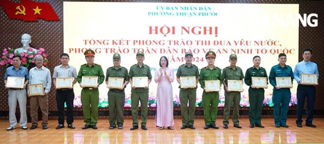 Thuan Phuoc Ward awards Certificates of Merit to groups and individuals with outstanding achievements in building community initiatives.