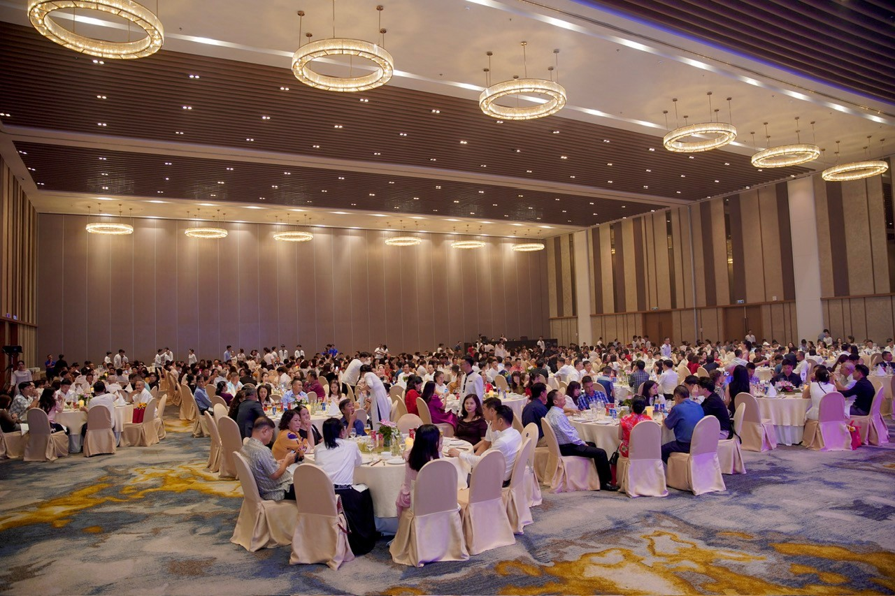 Đoàn du khách tham dự hội nghị và gala dinner tại Cung Hội nghị Quốc tế Ariyana.