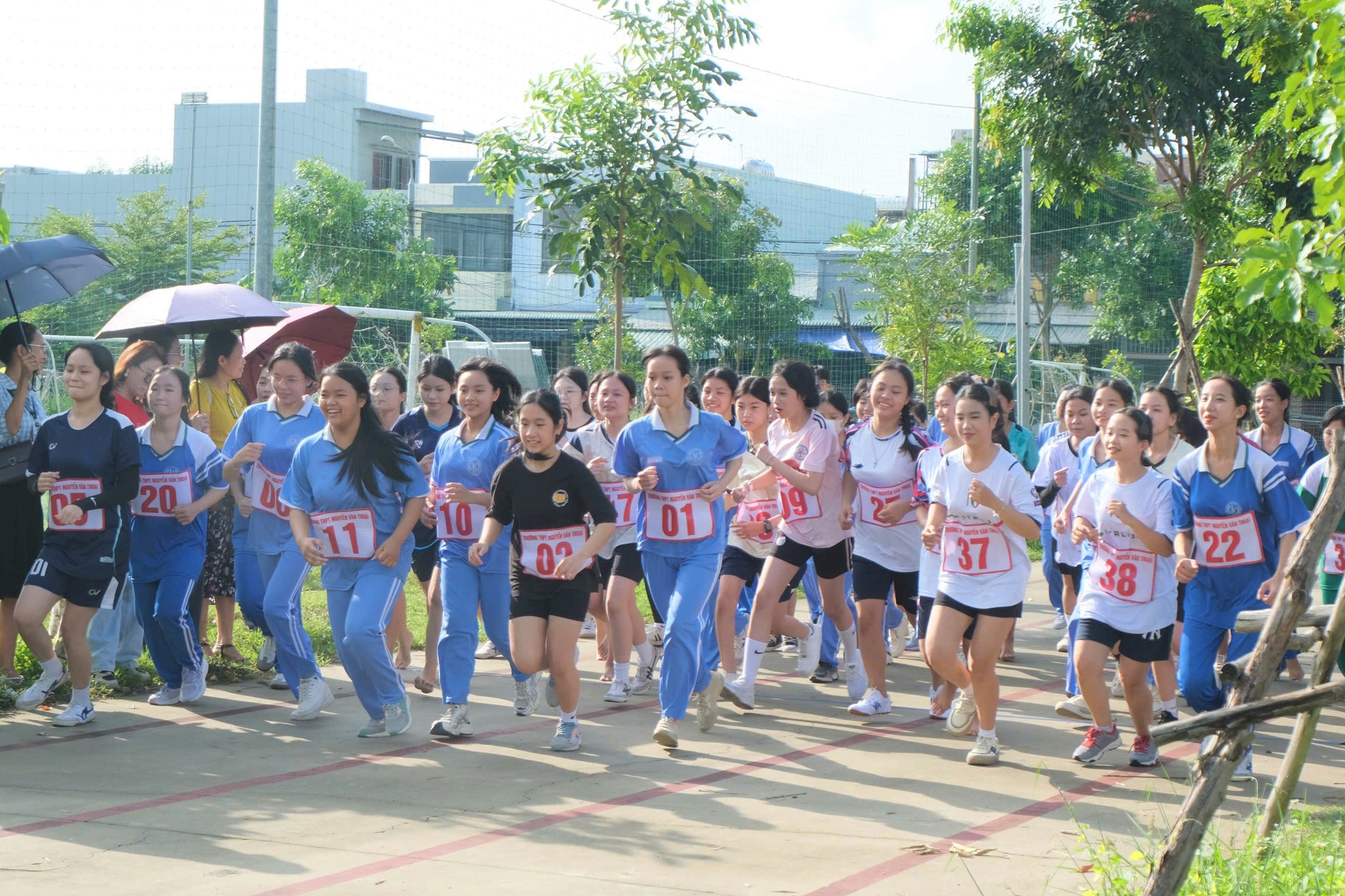 Pupils of the Nguyen Van Thoai Senior High School excitedly compete in the school-level cross-country race. Photo: PHI NONG