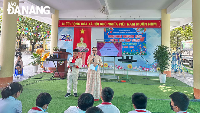 Pupils and teachers participate in district-level English professional activities at Phan Dang Luu Primary School, Da  Nang. Photo: DOAN HAO LUONG