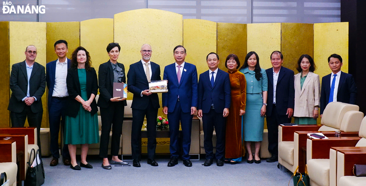 Chairman of the Da Nang People's Committee Le Trung Chinh (7th, right) and Canadian Ambassador to Viet Nam Perry Shawn Steil (5th, left) took a souvenir photo. Photo: T.PHUONG