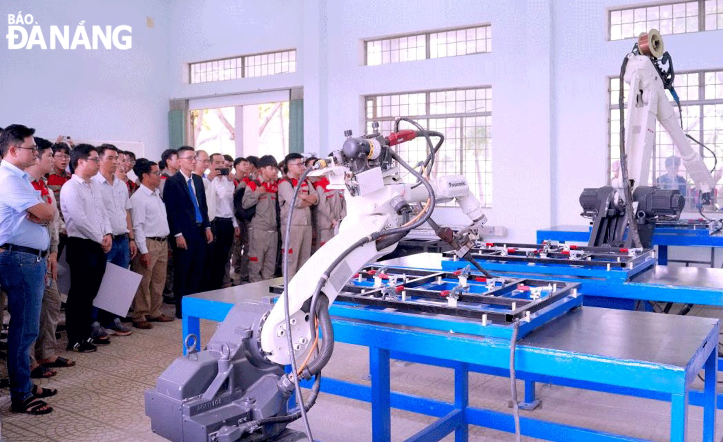 Trường Đại học Bách khoa hợp tác Công ty Cổ phần Tập đoàn Trường Hải hỗ trợ robot hàn tự động để sinh viên thực hành. Ảnh: NGỌC HÀ