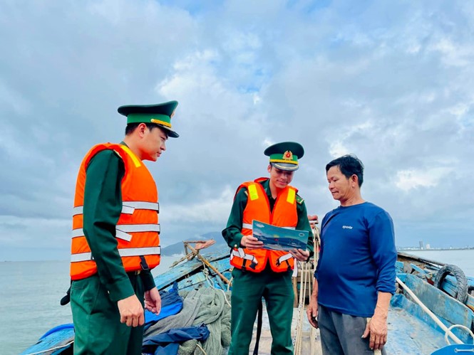 Da Nang fishermen are being educated on the benefits of registering and certifying fishing vessels with lengths ranging from 6 to 12 meters. Photo: T.Y