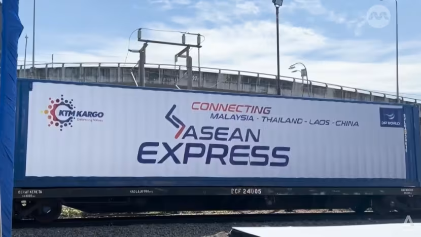 Dịch vụ đường sắt chở hàng ASEAN Express đầu tiên kết nối Malaysia với Trung Quốc qua Thái Lan và Lào. Ảnh: CNA