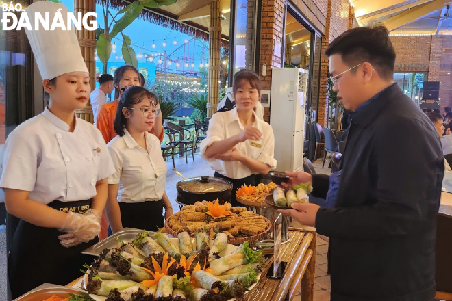 50 locations selected for Culinary Passport introduced their signature dishes at the launching ceremony of the Da Nang Food Tour campaign. Photo: NGOC HA