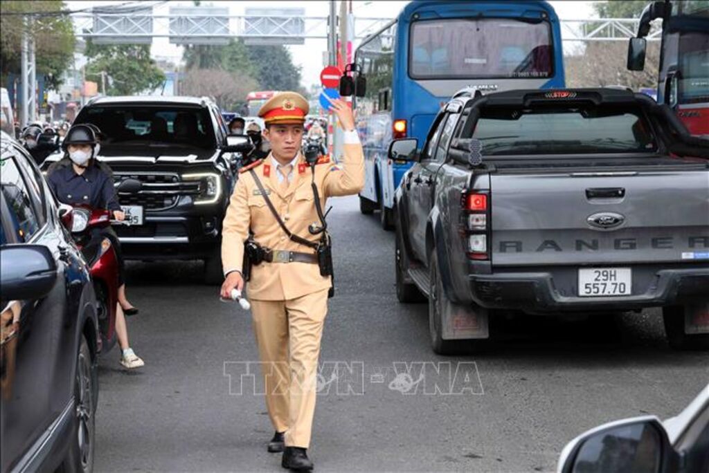 Cán bộ, chiến sĩ đội CSGT số 14 điều tiết, phân luồng giao thông tại tuyến đường Ngọc Hồi - Giải Phóng (Hà Nội). Ảnh: Phạm Kiên/TTXVN