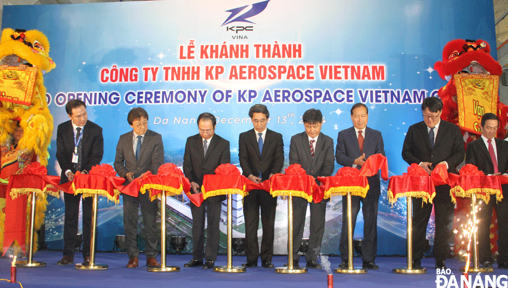 Vice Chairman of the Da Nang People's Committee Tran Chi Cuong (fourth, left) and delegates attended the inauguration ceremony of the factory. Photo: TRONG HUNG