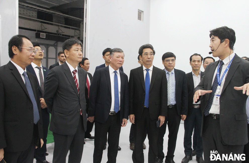 Delegates visit the KP Vina Aircraft Components Factory. Photo: TRONG HUNG